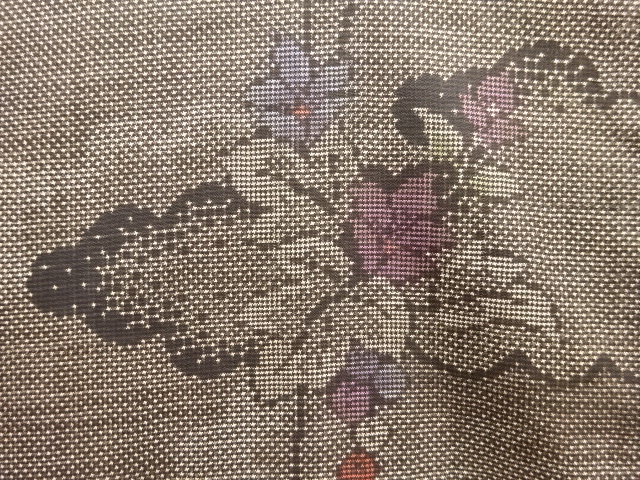  未使用品　雲に蔦の実模様織り出し本場泥大島紬着物(5マルキ)